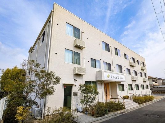 白い建物の外観  