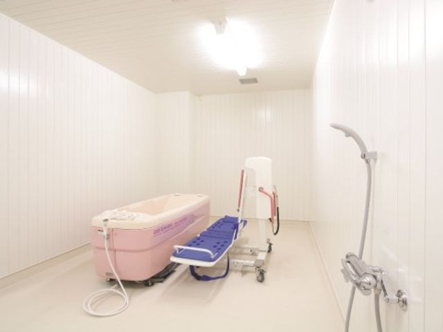 清潔な浴室と設備 浴室 安全機能を備えたモダンな浴室です。快適な入浴支援を実現します。