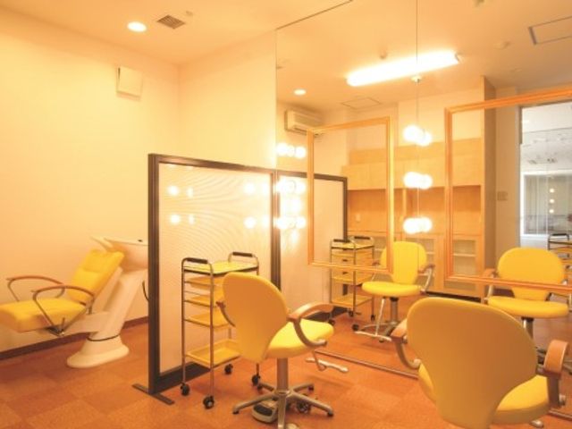 理美容室の椅子と鏡 美容室 明るく広々とした空間で、利用者の心地よい時間を支えます。