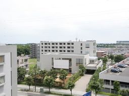 白い建物と緑の庭園