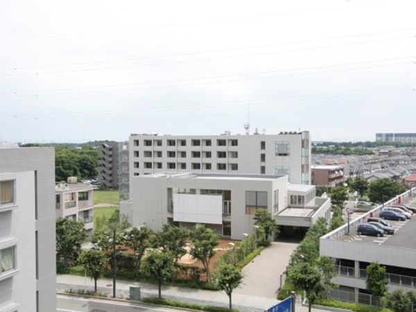 白い建物と緑の庭園