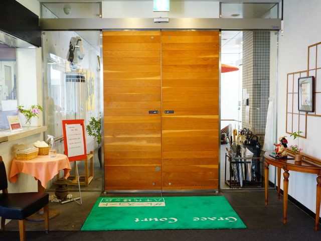 木目のエントランスドア 玄関の内側 温かみのある木目調の入口は、訪れる人を優しく迎え入れる設計です。明るい入り口には、細やかな配慮が感じられます。