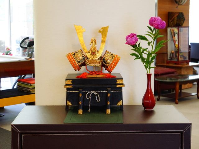 室内の装飾品と花 調度品 落ち着きのあるロビーに伝統的な装飾品と鮮やかな花が飾られ、温もりのある空間を演出しています。ゆったりとした時を過ごせる環境です。