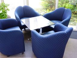 快適な椅子とテーブルのラウンジ