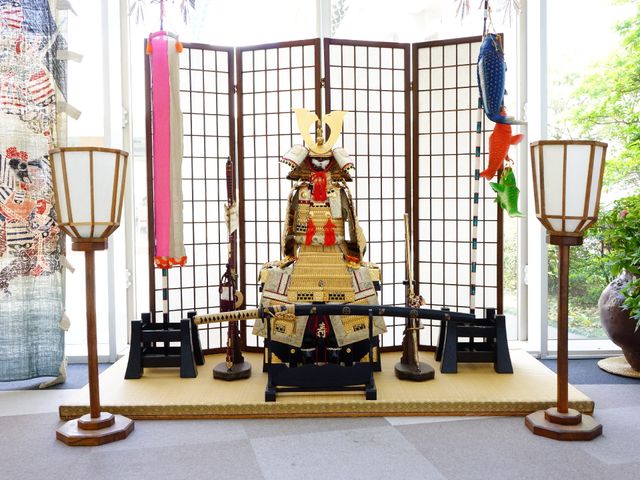 兜と装飾のある和室 調度品 伝統的な文化が感じられる空間で、季節ごとの行事を楽しんでいただけます。利用者の方々に和やかな時間を提供しています。