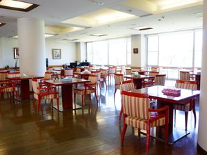 広々とした快適な食堂