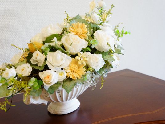白と黄色の花のアレンジメント