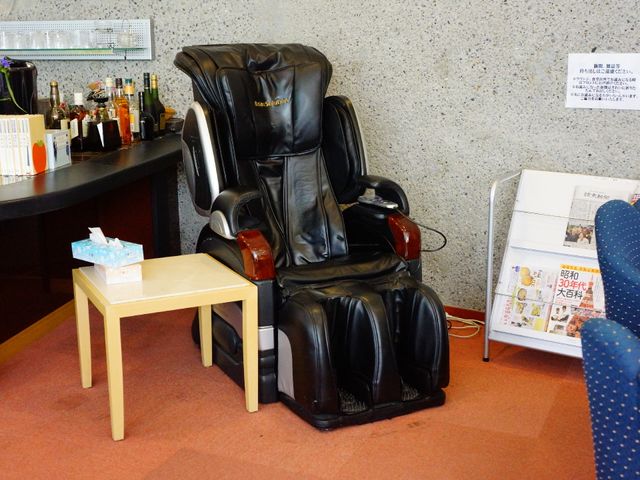 リラクゼーションチェア設置場 マッサージチェア くつろぎの時間を過ごせるリクライニングチェアが設置されており、お体の疲れを癒せます。