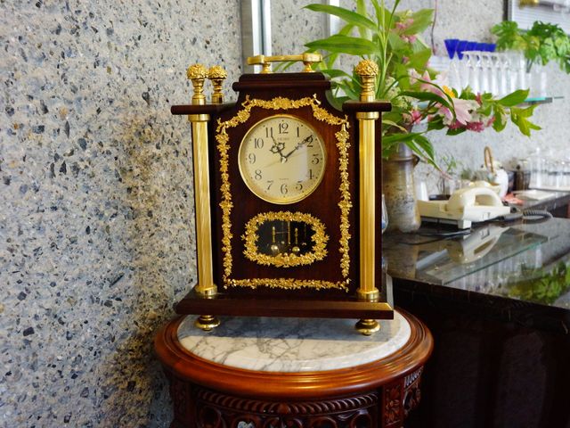 豪華な装飾のアンティーク時計 時計 きらびやかな時計が置かれ、上品な雰囲気のロビーがご利用者様の憩いの場となっています。