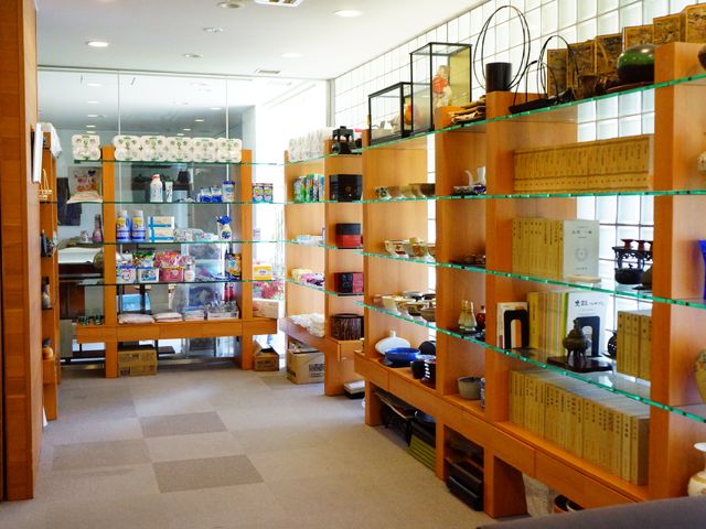 品揃え豊富な売店 調度品置き場 売り場では、様々な商品を取り揃えており、日用品から趣味の品まで幅広くお選びいただけます。利用者の生活が豊かになるよう、手に取りやすい低い棚が配置されています。