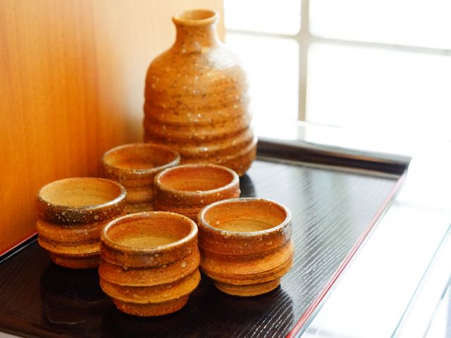 焼き物の装飾品 陶器 手作り感のある焼き物が温もりを感じさせ、訪れる人に穏やかな印象を与えます。