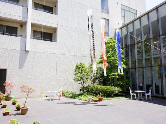 中庭の鯉のぼりと植物