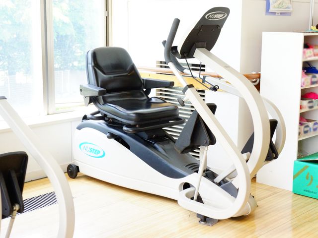 リハビリ用トレーニング機器 トレーニングルーム 清潔感のあふれる広々とした空間で、安全にトレーニングができる設備が整っています。利用者様の体力向上を支える環境をご覧ください。