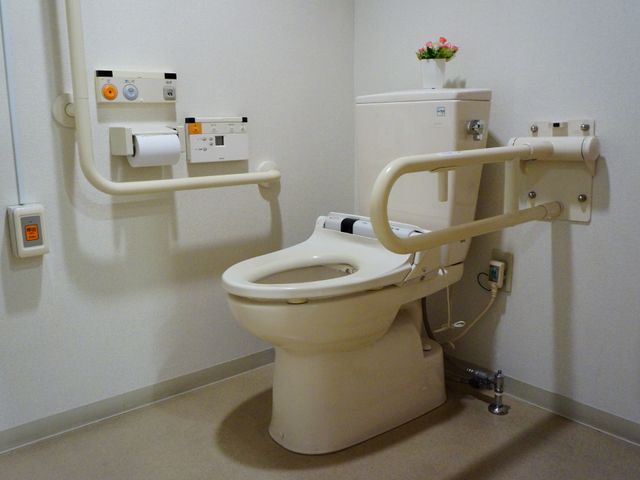 バリアフリートイレ設備 トイレ 手すりが設置された安全に配慮された清潔なトイレです。利用者の安心と快適さをサポートする機能が整っています。