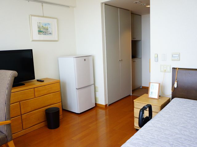 居室の明るいインテリア 居室 広々として快適な居室です。個人の利用に必要な家具が整い、家庭的な雰囲気を醸し出しています。