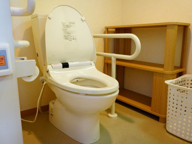 手すり付きトイレ空間 トイレ 安心してご利用いただける手すり付きのトイレです。清潔感があり、機能的な空間が整えられています。