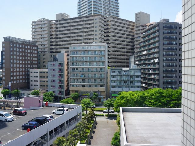多階層ビルの眺望 眺め 都会の景観に溶け込む多階層ビル。周囲の緑と調和して、落ち着いた環境を提供しています。