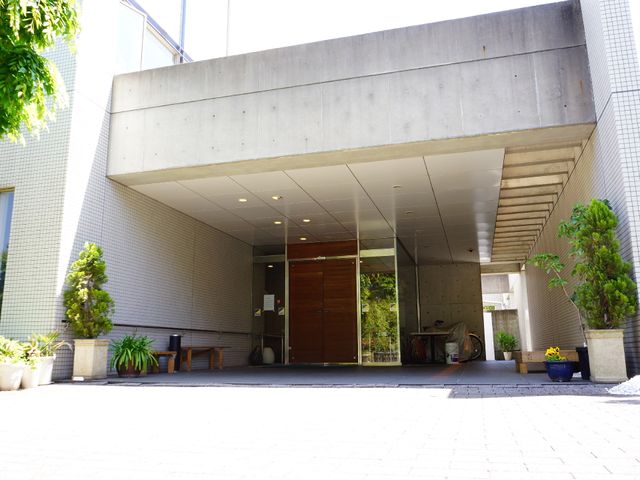 モダンなデザインのエントランス 入り口 ゆったりとした開放的な入口は、訪れる方々を温かく迎え入れます。清潔感のあふれる環境で、新しい職場を想像してみませんか。