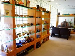 和雑貨が並ぶリビング空間