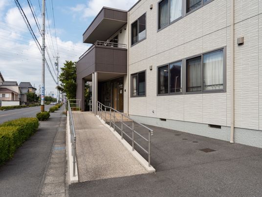 明るい建物のエントランス