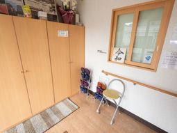 廊下の壁と家具