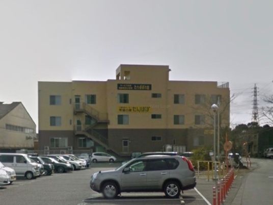 多階層の建物と駐車場