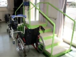 車椅子と歩行訓練器具