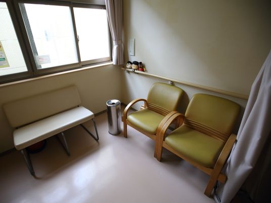 待合室の椅子とテーブル