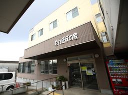 建物の外観とエントランス