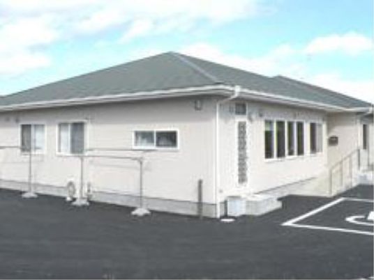 明るい外観の建物