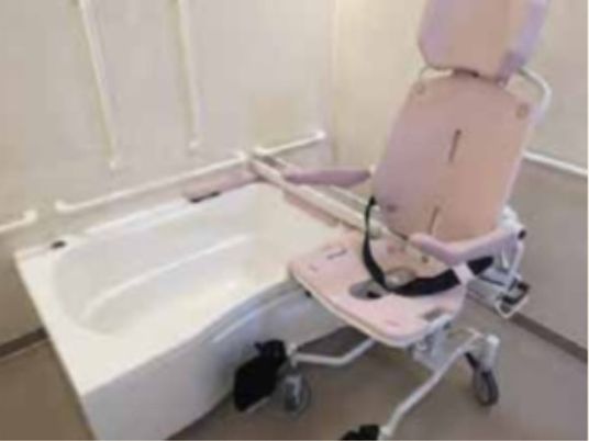 手すり付きの浴室設備