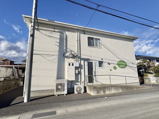 白い外壁の建物