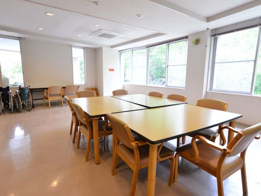 光が差し込む共用ダイニング