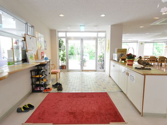 明るいエントランスの様子