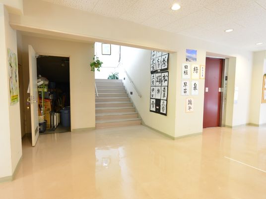 階段とエレベーターの廊下