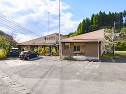 木々に囲まれた建物外観