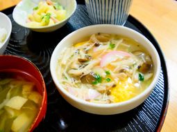 和風の食事セットアップ