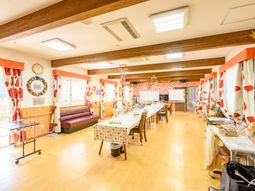 明るい食堂の様子