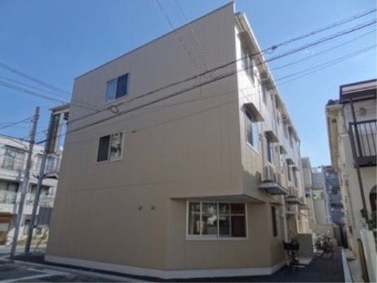 ベージュの建物外観