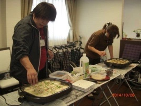 料理をする人々と調理台
