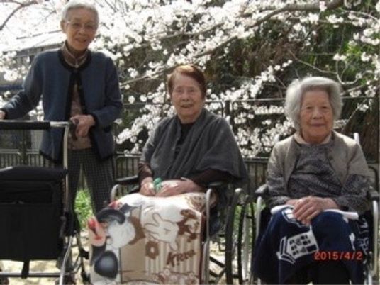 桜木の下の笑顔の方々