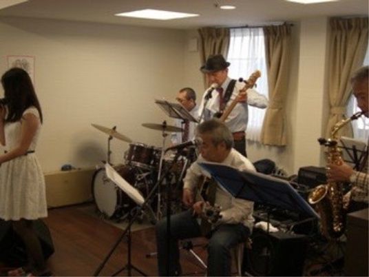 楽器演奏する人々