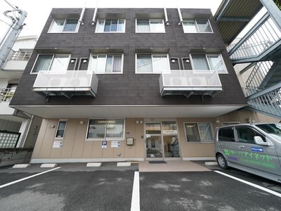 建物の外観とエントランス