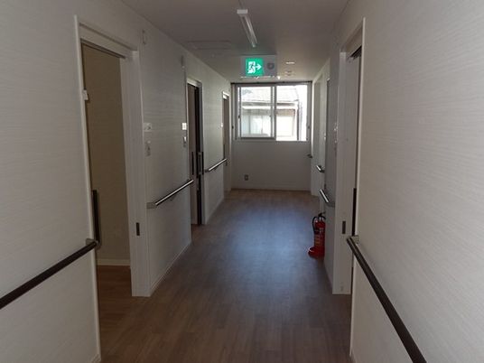 廊下の明るい通路  