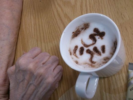 手とカップのアップ