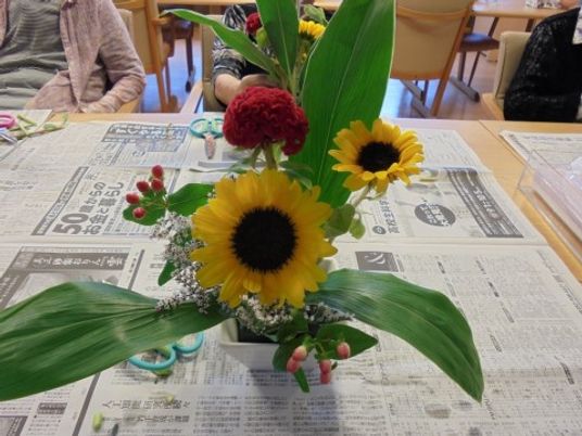 テーブルに飾られた花束