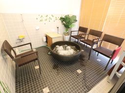 浴室と植物のあるチェア