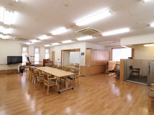 広々とした明るい多目的室