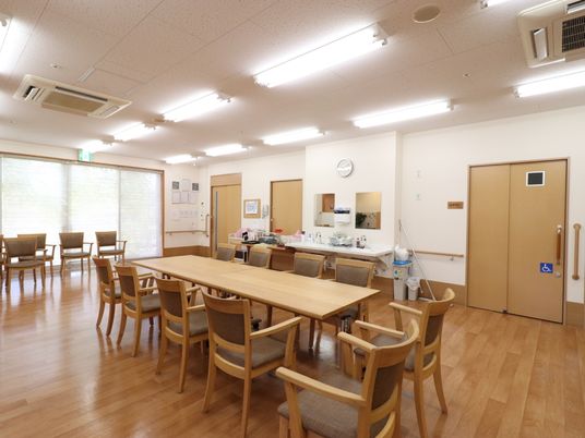 明るい食堂の様子