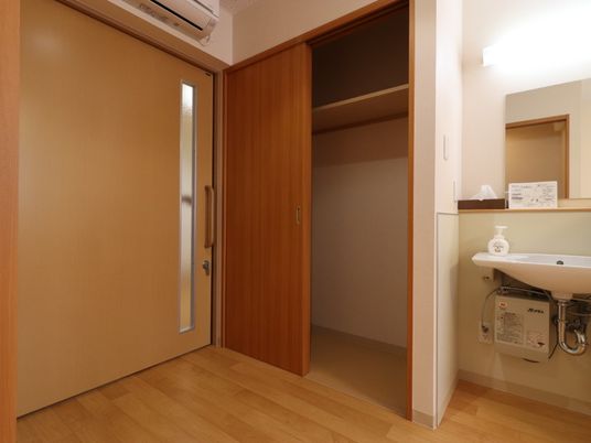 居室の入口と洗面台